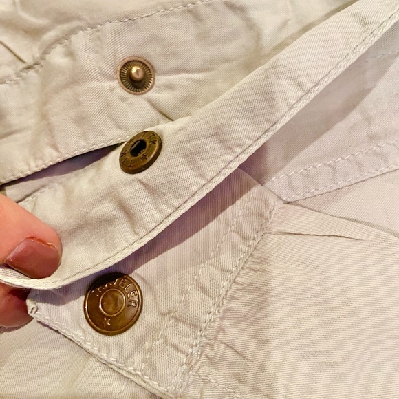 New Light gray light weight jean jacket styling with snaps. Fits like a 6. - Picture 3 of 3